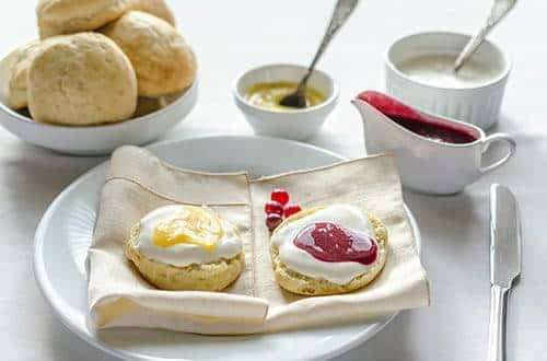 Scones with lemon curd PRH9DBM